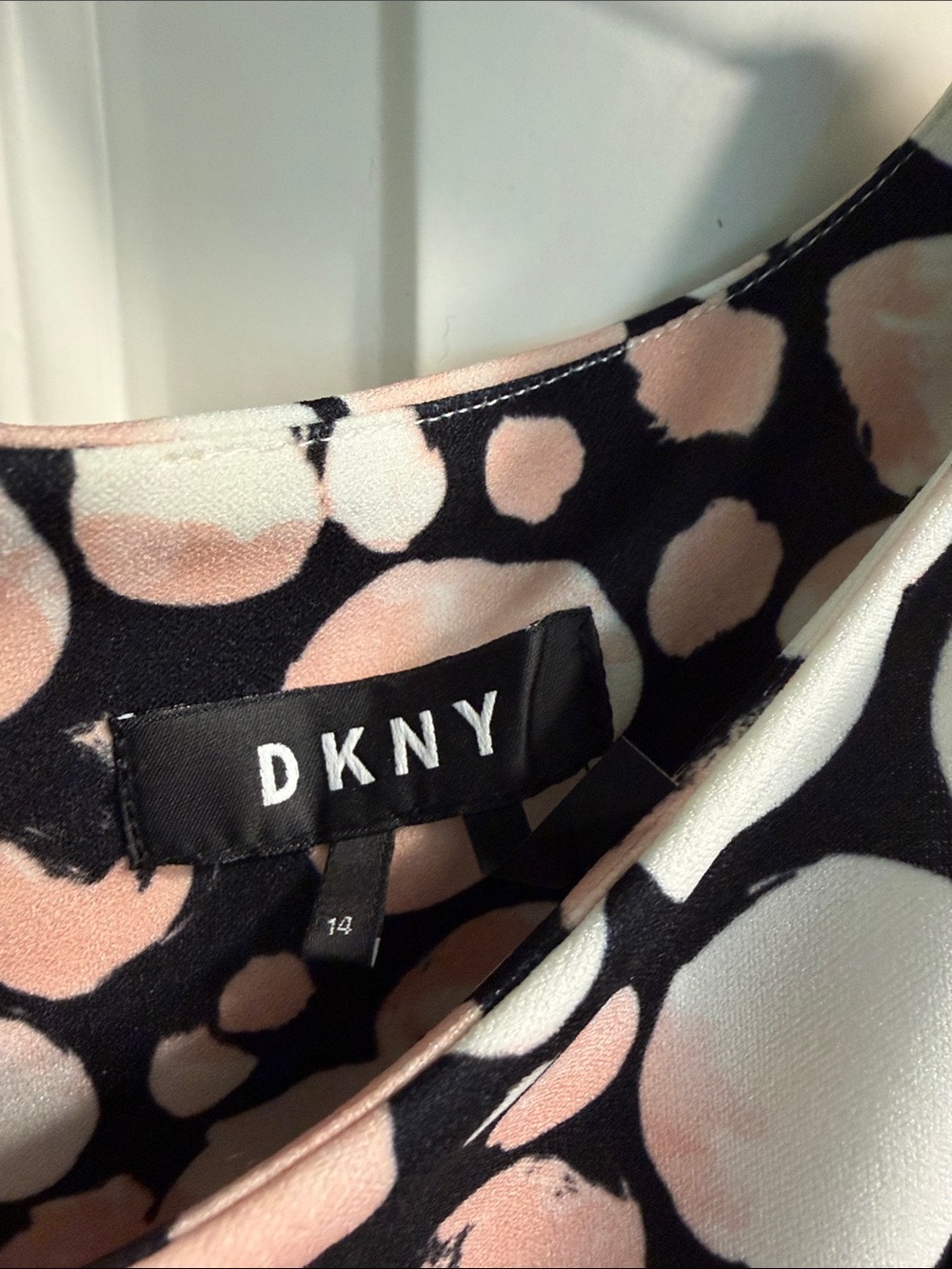 DKNY - Picture 2 of 3